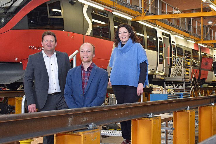 Die Regionalzüge der ÖBB werden in der Halle des Technischen Services gewartet. Im Bild: v.l. ÖBB-Regionalmanager Rene Zumtobel, VCÖ-Experte Michael Schwendinger und LHStvin Ingrid Felipe