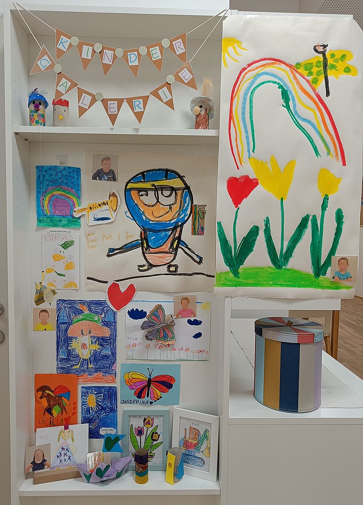 Regal mit Kunstwerken von Kindern