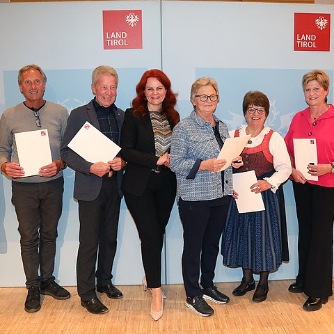 Gruppenfoto mit den Geehrten der Gemeinde Oetz.