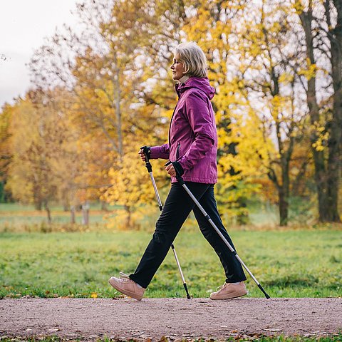 Eine Frau beim Nordic Walking