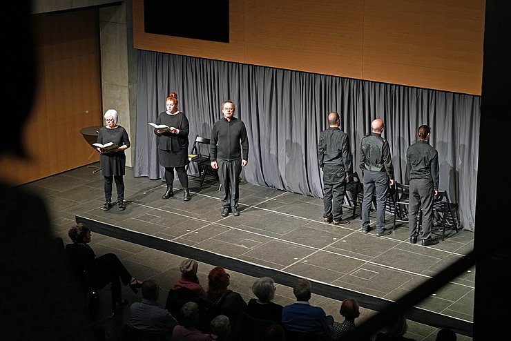 Unter der Leitung von Irmgard Bibermann warf das Theaterkollektiv „nachtACTiv“ szenische Schlaglichter auf die letzten Kriegsjahre in Tirol.