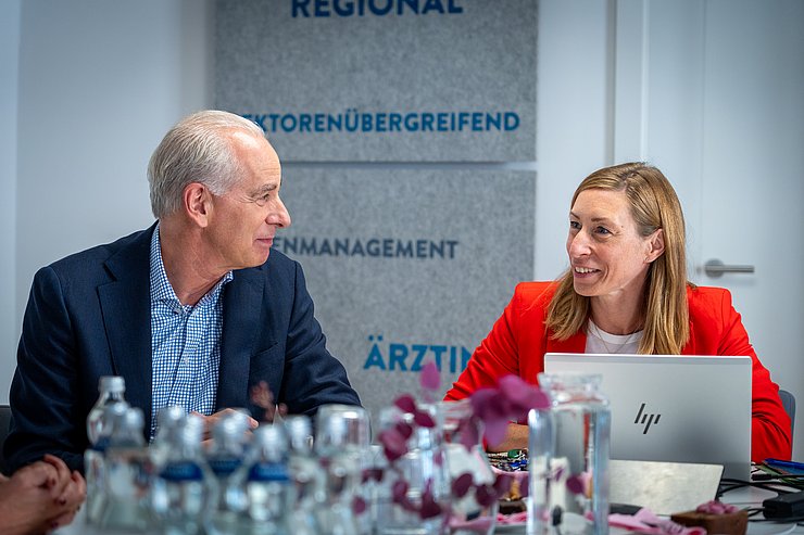 © Land Tirol/Neuner Ein Herr und eine Dame blicken sich an, vor ihnen steht ein Laptop.