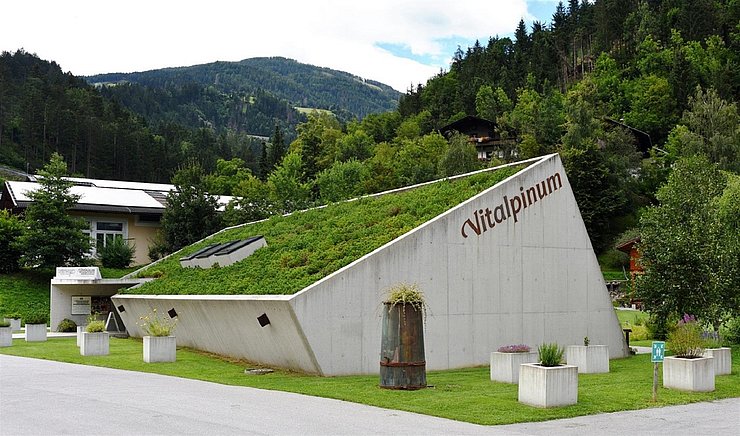 Blick in die Gartenanlage des "Vitalpinum. Wohlfühl- und Erlebnisgarten" in Assling.