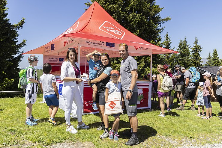 Besucher des Familienfestes vor dem Stand des EuregioFamilyPass