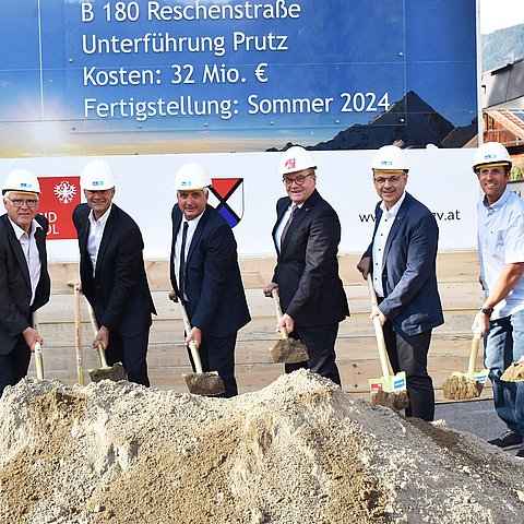 Spatenstich in Prutz, von links: Günter Guglberger (Sachgebiet Brücken und Tunnelbau, Land Tirol), Siegmund Geiger (BH Landeck), Christian Molzer (Vorstand Abteilung Landesstraßen und Radwege), Bürgermeister Heinz Kofler, LH Günther Platter, Bernd Stigger (Leiter Baubezirksamt Imst), Thomas Covini (Bauleiter, Baubezirksamt Imst), Jürgen Peer (Firma Bodner).