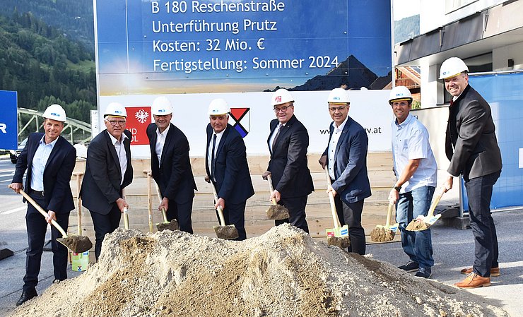 Spatenstich in Prutz, von links: Günter Guglberger (Sachgebiet Brücken und Tunnelbau, Land Tirol), Siegmund Geiger (BH Landeck), Christian Molzer (Vorstand Abteilung Landesstraßen und Radwege), Bürgermeister Heinz Kofler, LH Günther Platter, Bernd Stigger (Leiter Baubezirksamt Imst), Thomas Covini (Bauleiter, Baubezirksamt Imst), Jürgen Peer (Firma Bodner).