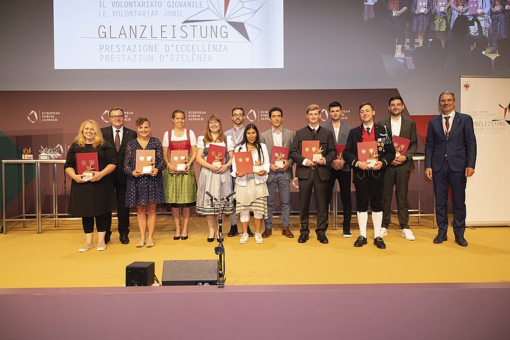 LH Günther Platter (links) und LH Arno Kompatscher (rechts) mit (v.li.) Filippa Schatzer (Südtiroler Jugendring), Dagmar Mayrl (Netz Offene Jugendarbeit), Renate Pedrotti (Südtiroler Bauernjugend), Laura Larch (Kramsach, katholische Jugend Erzdiözese Salzburg Region Tirol), Benjamin Zwerter (Gruppo Giovanile il Melograno), Isabel Hechl (Kitzbühel, Naturfreunde Tirol), Ali Mohammadi (Schwaz, Naturfreunde Jugend Tirol), Paul Skoficz (Hall in Tirol, Tiroler Mittelschüler Verband (TMV)), Patrick Summerer (Verein Jugenddienst Hochpustertal), Fabian Woloschyn (Achenkirch, Bund der Tiroler Schützenkompanien Viertel Tiroler Unterland) und Thomas Hofer (Jugenddienst Unteres Eisacktal).