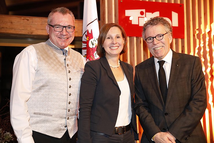 LR Johannes Tratter, LRin Gabriele Fischer und der Imster Künstler Elmar Peintner. 