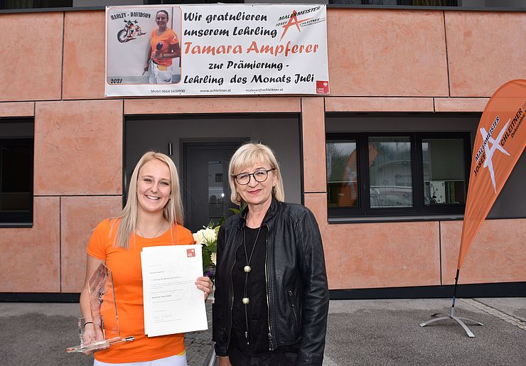 Arbeits- und Bildungslandesrätin Beate Palfrader gratulierte "Lehrling des Monats Juli 2021" Tamara Ampferer.