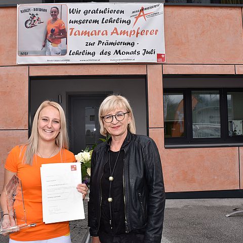 Arbeits- und Bildungslandesrätin Beate Palfrader gratulierte "Lehrling des Monats Juli 2021" Tamara Ampferer.