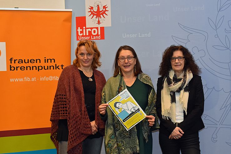 Angela Pittl (Obfrau Verein Frauen im Brennpunkt), Frauenlandesrätin Christine Baur und Ines Bürgler (Vorständin der Abteilung Gesellschaft und Arbeit) präsentieren das Angebot der FrauenOnlineberatung Tirol.