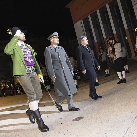 Beim Abschreiten der Front v. li. Tirols Landesschützenkommandant Thomas Saurer, Tirols Militärkommandant Ingo Gstrein und LH Günther Platter am Landhausplatz in Innsbruck.  