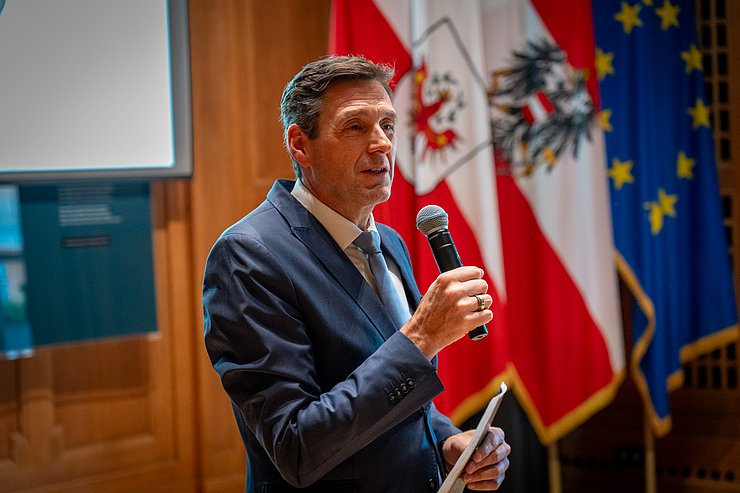 © Land Tirol/Neuner Herbert Forster spricht in ein Mikrofon.