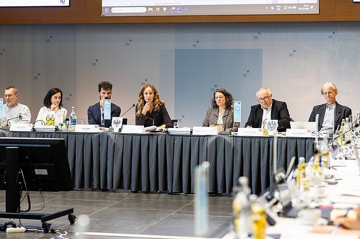 © Land Tirol/Steinlechner Personen sitzen an Besprechungstisch