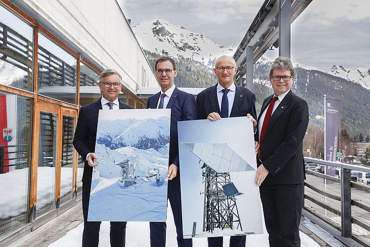 BM Magnus Brunner, Vorarlbergs LH Markus Wallner, Tirols LH Anton Mattle und BM Martin Polaschek halten zwei Bilder des Wetterradars in ihren Händen.