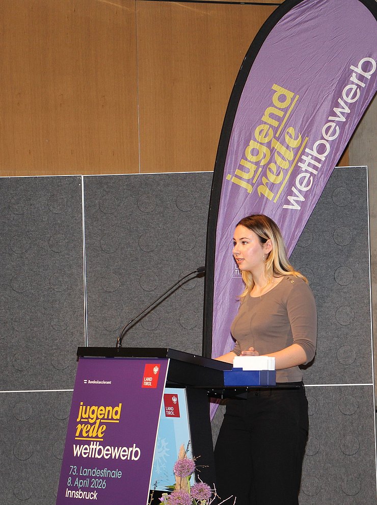 Jugendliche spricht in Mikrofon