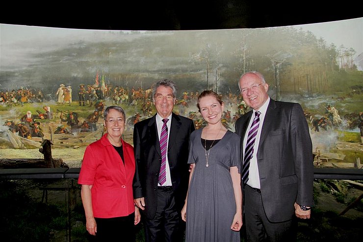 © Tiroler Landesmuseum v.l.: Margit Fischer, Bundespräsident Heinz Fischer, Isabella Brandauer, LTP Herwig van Staa