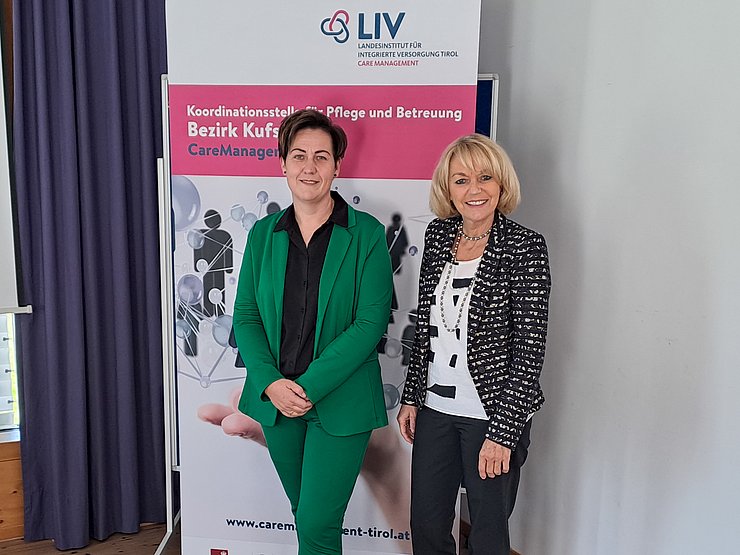 Gabi Schiessling gratulierte zum fünfjährigen Jubiläum des Standorts Kufsteins Nina Czastka, der dortigen Koordinatorin für Pflege und Betreuung.