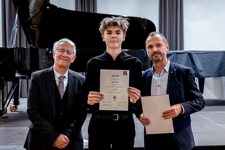 © Land Tirol/Sophie Kary Den Kurt-Ebert-Jugendpreis erspielte sich Lukas Werth (im Bild mit Musikdirektor Helmut Schmid (r.) und Johann Bair von der Prof.-Dr.-Kurt-Ebert-Stiftung).