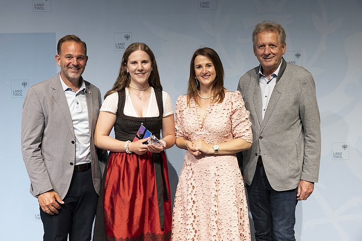 © Land Tirol/Sedlak V. li. bei der Lehrlingsgala im Landhaus David Narr (Fachkräftekoordinator Wirtschaftskammer Tirol), "Lehrling des Jahres 2025" Eva Maizner, Arbeits- und Jugendlandesrätin Astrid Mair und Erwin Zangerl (Präsident Arbeiterkammer Tirol).