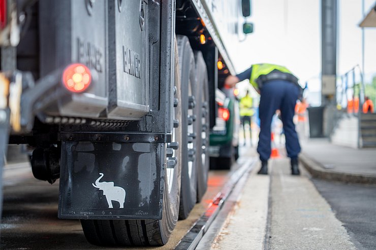 Überprüfung eines Lastkraftwagens bei der Kontrollstelle