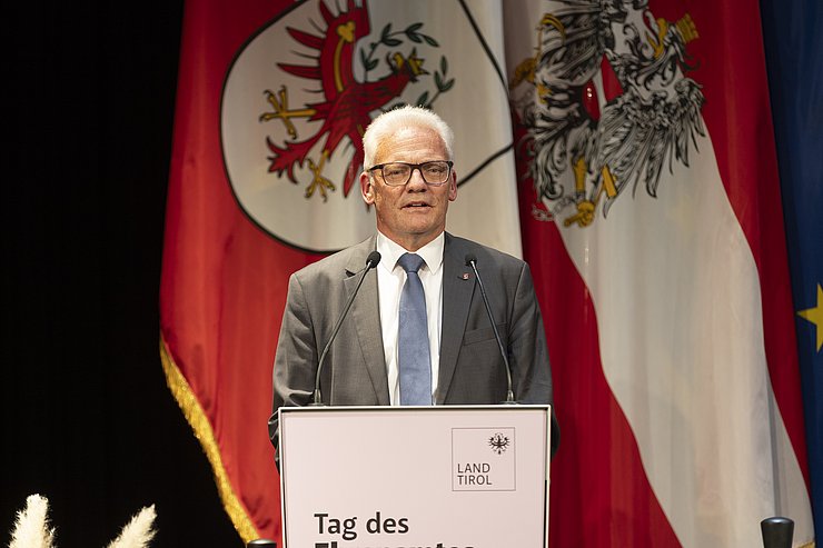 Grander am Rednerpult
