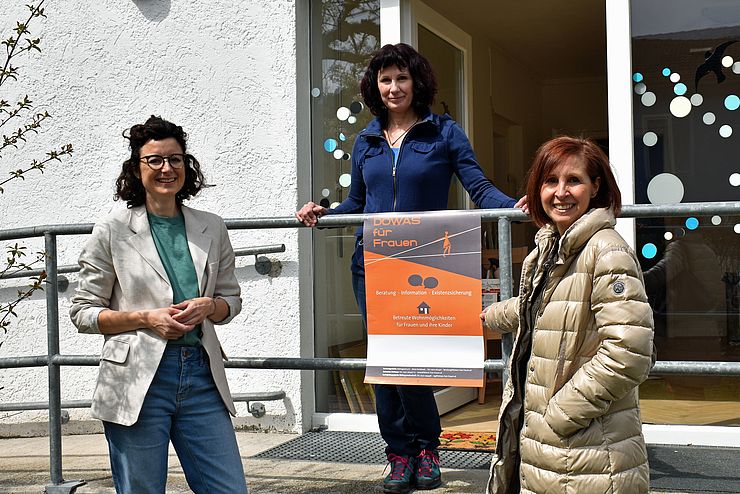 Besichtigung der neuen Räumlichkeiten in der Mößlgasse: von rechts Landesrätin Gabriele Fischer, Karin Bröckl (Mitarbeiterin der Sozialpädagogischen Wohngemeinschaft) und Julia Schratz (Geschäftsführerin von DOWAS für Frauen).