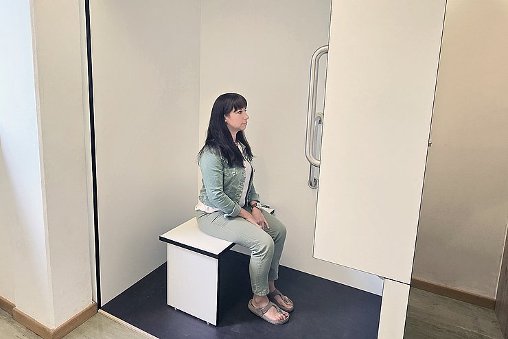 Eine Frau sitzt in einer Fotostation.