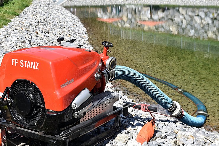 Feuerwehrpumpe bei Teich