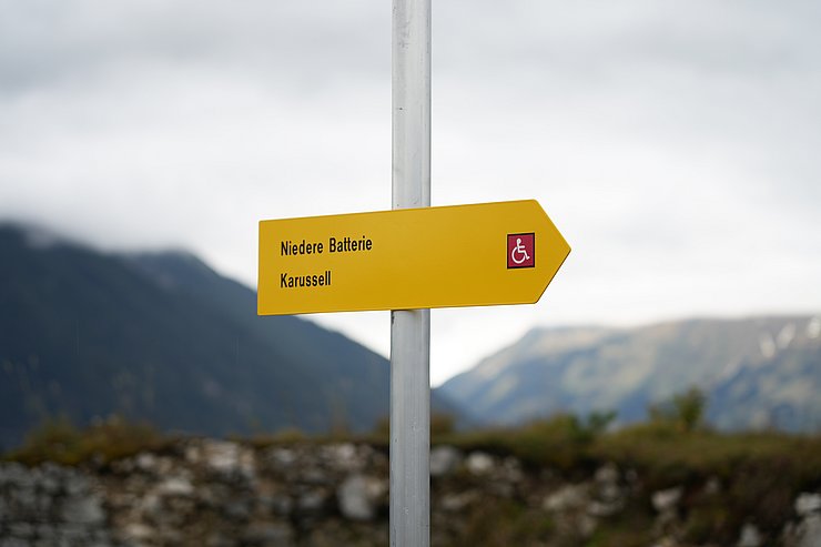 © Land Tirol/Brandhuber Wegschild mit Markierung für mobilitätsfreundlichen Weg