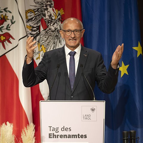 � Land Tirol/Sedlak 119 Ehrenamtliche erhielten „Tiroler Ehrenamtsnadel in Gold“