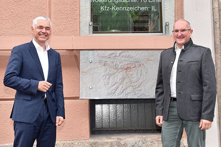 BH Kirchmair und Bürgermeister Mair stehen vor der Bezirkshauptmannschaft Innsbruck.