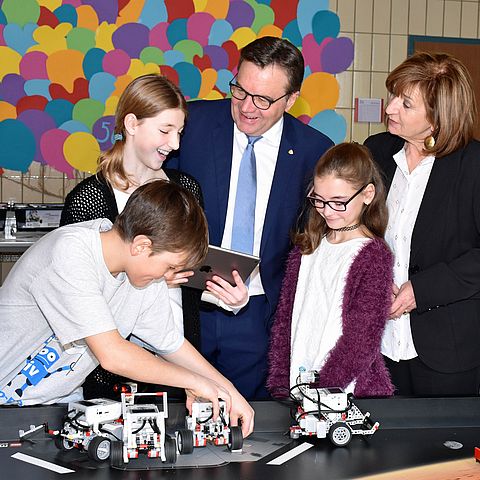 Lego-Robotics zum Anfassen: SchülerInnen der NMS Mieming führen LH Günther Platter und LRin Beate Palfrader ihre Roboter vor
