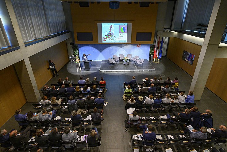 Die Tagung fand im Großen Saal des Tiroler Landhauses in Innsbruck statt.