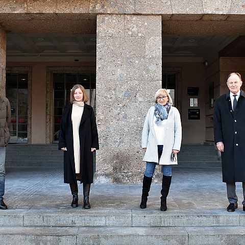 LRin Palfrader (2. v. re.) mit dem neuen Vorstand des Vereins Tiroler Landesmuseum Ferdinandeum Obmann Franz Pegger (re.) sowie den StellvertreterInnen Barbara Lanz und Lukas Madersbacher.