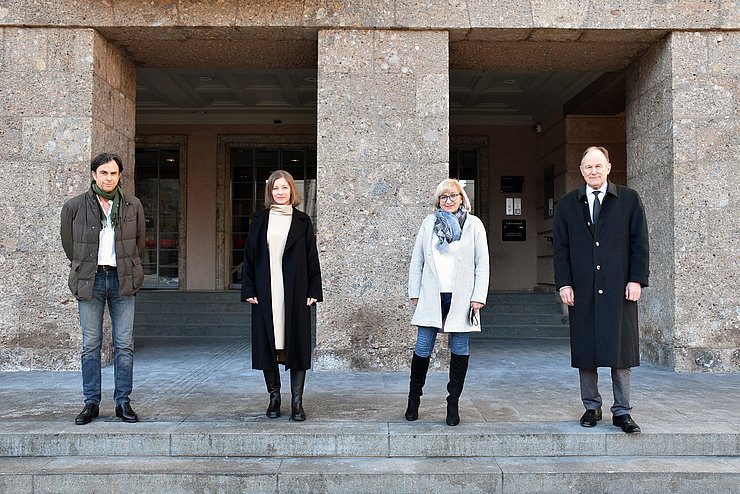 LRin Palfrader (2. v. re.) mit dem neuen Vorstand des Vereins Tiroler Landesmuseum Ferdinandeum Obmann Franz Pegger (re.) sowie den StellvertreterInnen Barbara Lanz und Lukas Madersbacher.