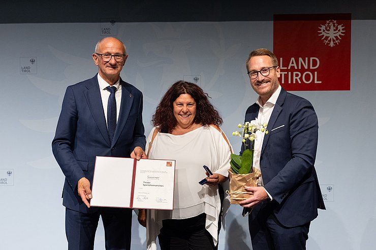 Verleihung Tiroler Sportehrenzeichen 2026, v. l. n. r. LH Anton Mattle, Susanne Vogler, 1. LHStv. Philip Wohlgemuth