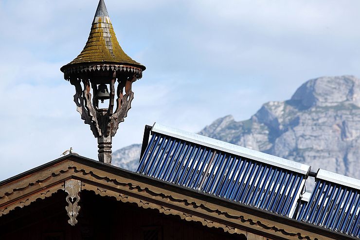 Photovoltaikanlage auf Dach von Bauernhaus 