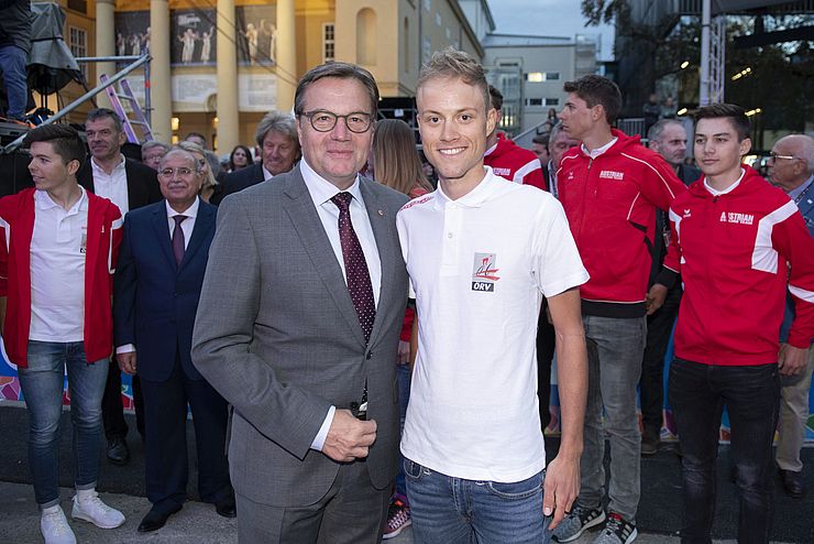LH Günther Platter mit dem Neustifter U23-Straßenradrennfahrer Benjamin Brkic bei der WM-Eröffnung.