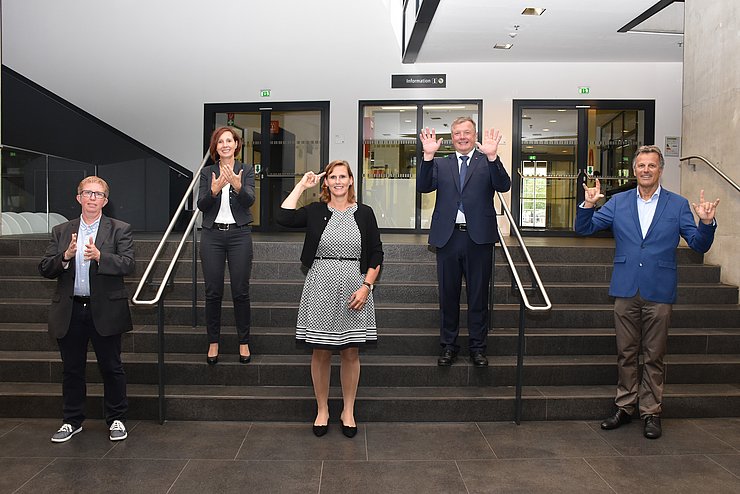 Freuen sich über den ersten FH-Bachelor-Studiengang in Gebärdensprachdolmetschen: Monika Mück-Egg, Landesrätin Gabriele Fischer, Elisabeth Greil, Landesrat Bernhard Tilg und Walter Draxl.