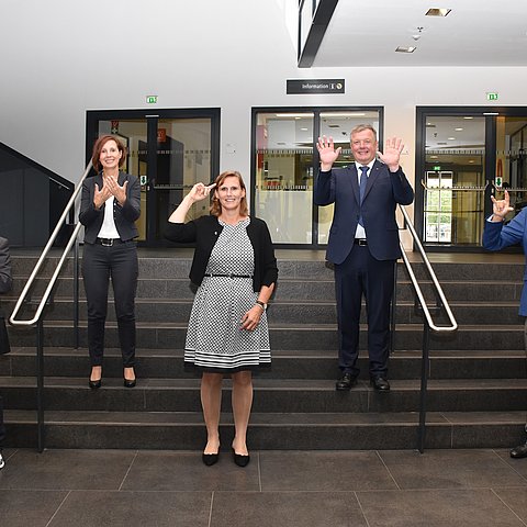 Freuen sich über den ersten FH-Bachelor-Studiengang in Gebärdensprachdolmetschen: Monika Mück-Egg, Landesrätin Gabriele Fischer, Elisabeth Greil, Landesrat Bernhard Tilg und Walter Draxl.