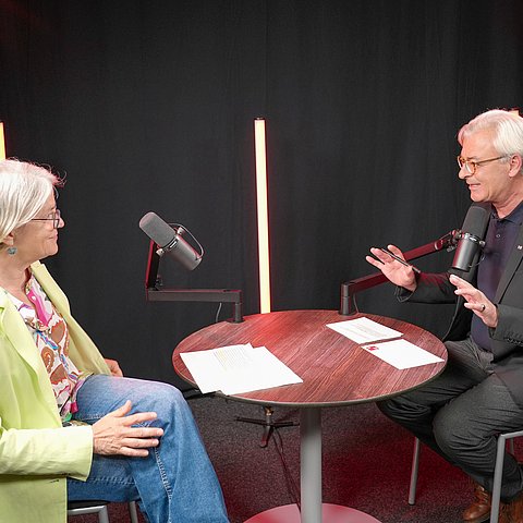 Theresa Geley im Gespräch mit Moderator Dénes Széchényi über die Tiroler Gesundheitslandschaft.