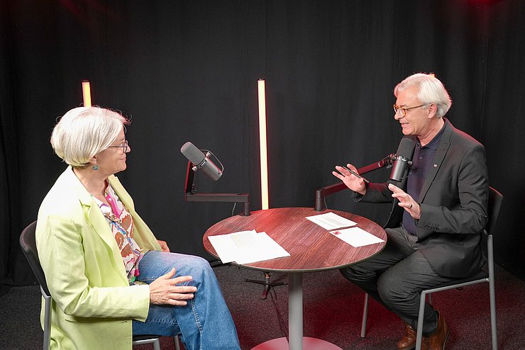 © Land Tirol/Dominik Theresa Geley im Gespräch mit Moderator Dénes Széchényi über die Tiroler Gesundheitslandschaft.