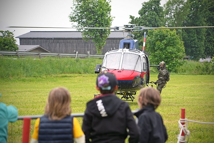 © Land Tirol Hubschrauber, aus dem ein Cobra-Polizist lehnt