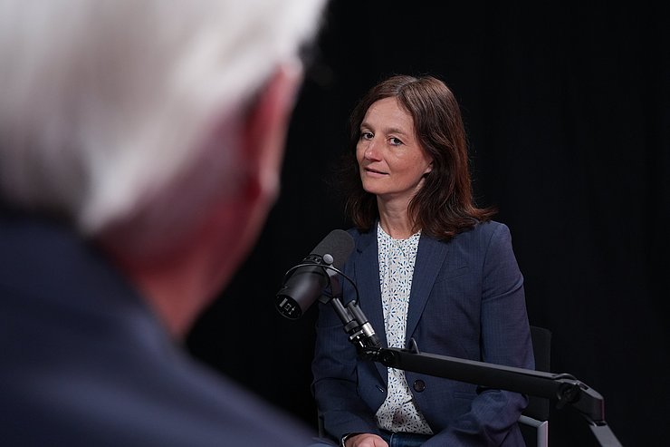 © Land Tirol/Saxl Gertraud Zeindl spricht in das Podcast-Mikrofon.