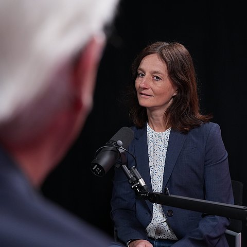 Gertraud Zeindl spricht in das Podcast-Mikrofon.