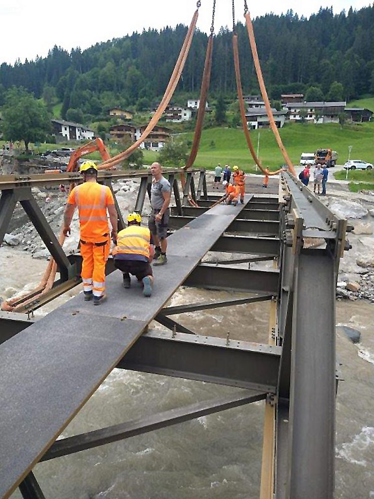 Die Ersatzbrücke wird aufgebaut. 