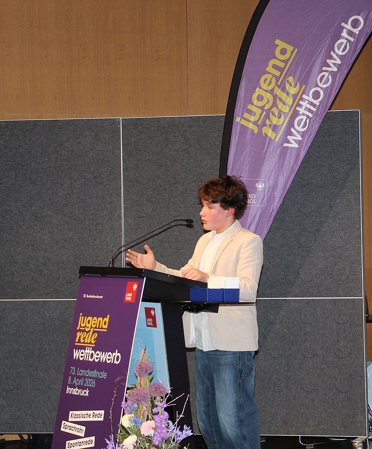 Jugendlicher spricht in Mikrofon