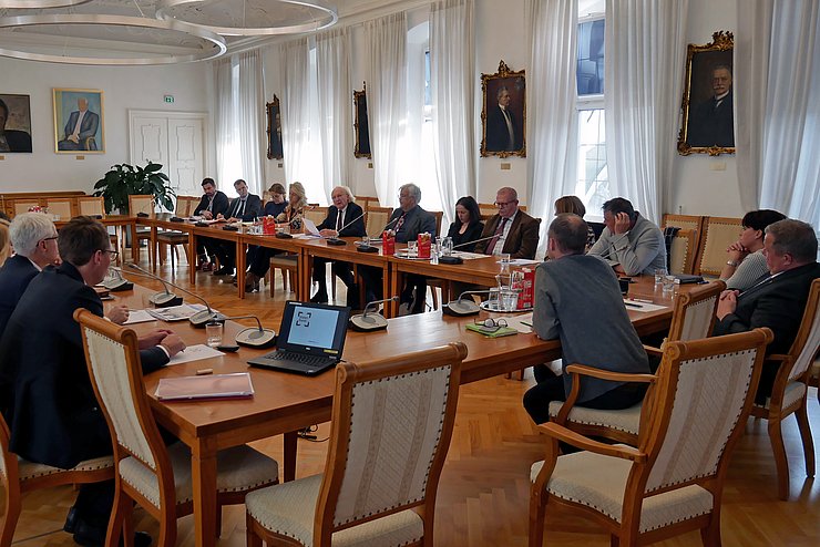 ExpertInnen von TGKK, Ärztekammer und Zahnärztekammer waren zu Gast im Tiroler Landhaus.