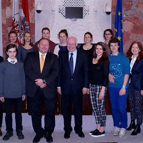 der Generalsekretär der Alpenkonvention Markus Reiterer mit LTP Herwig van Staa und den Lehrerinnen und SchülerInnen des AGI Innsbruck